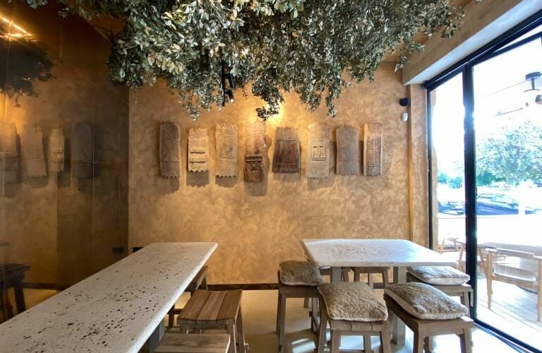 Techo con eucalipto preservado sobre las mesas del restaurante Nómada