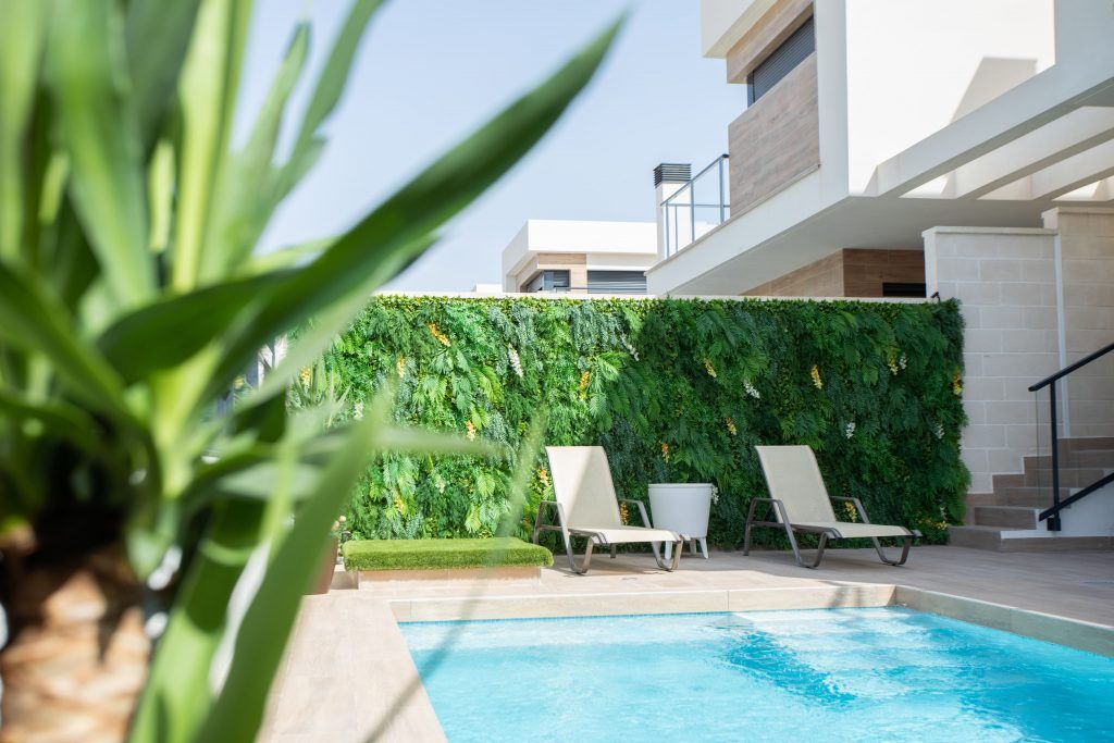 jardín vertical artificial exterior junto a piscina