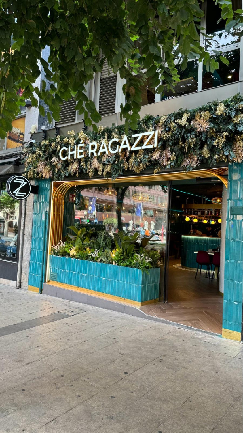 fachada con vegetacion artificial y preservada