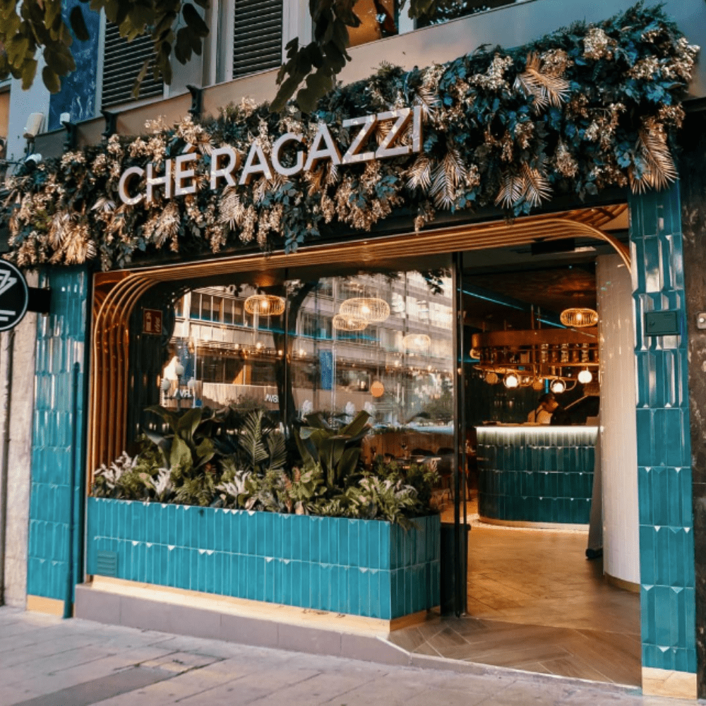 Jardineras interiores con plantas artificiales para escaparates