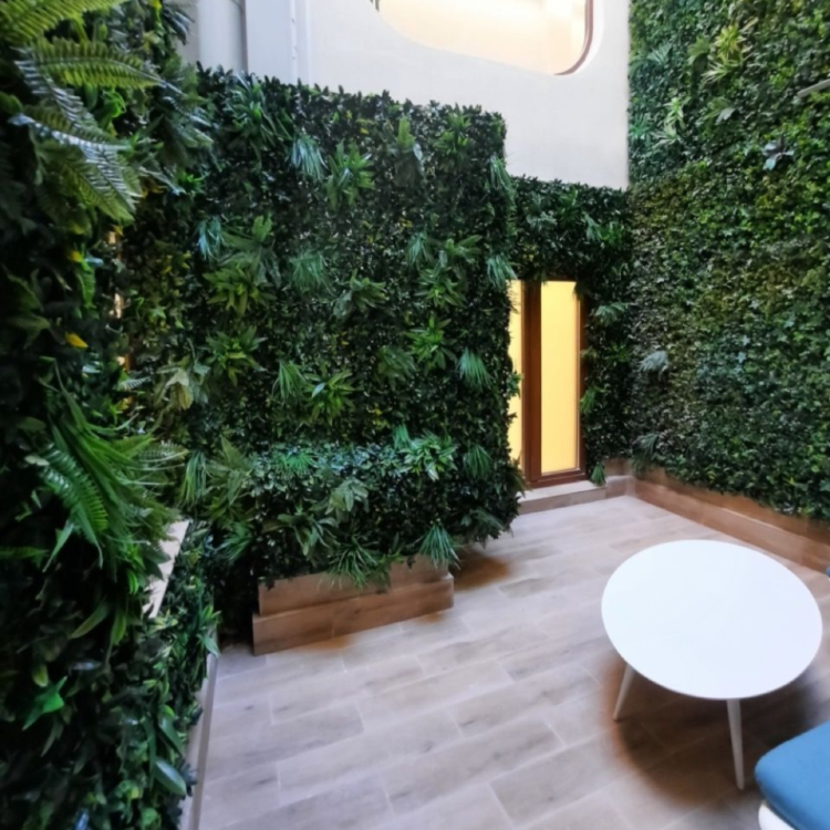 patio-interior-con-jardin-vertical-xl