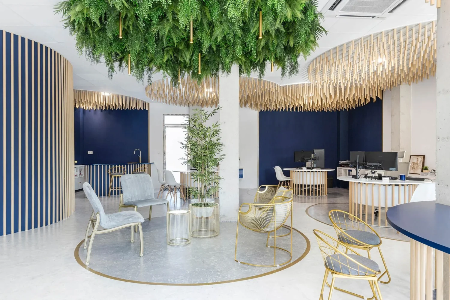 Techo con plantas artificiales colgantes sobre la zona de espera de un local