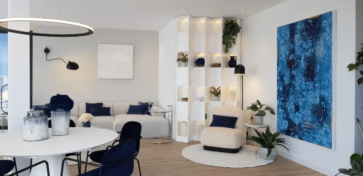 Salón con plantas artificiales repartidas en una estantería blanca y en el suelo