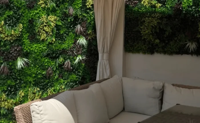 terrazas-exteriores-con-jardin-vertical-de-alto-impacto-4-1 Rincón chill out bajo pérgola rodeado de jardín vertical artificial y sofá de exterior