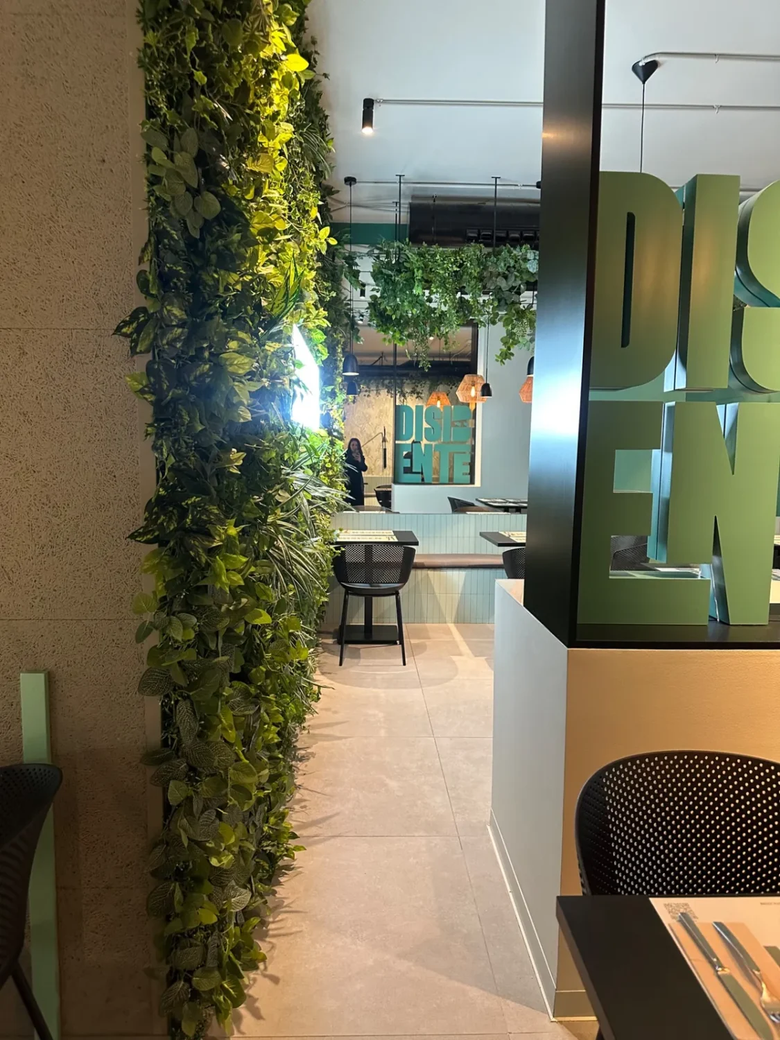 Decoración vegetal integrada en el comedor del restaurante Disidente