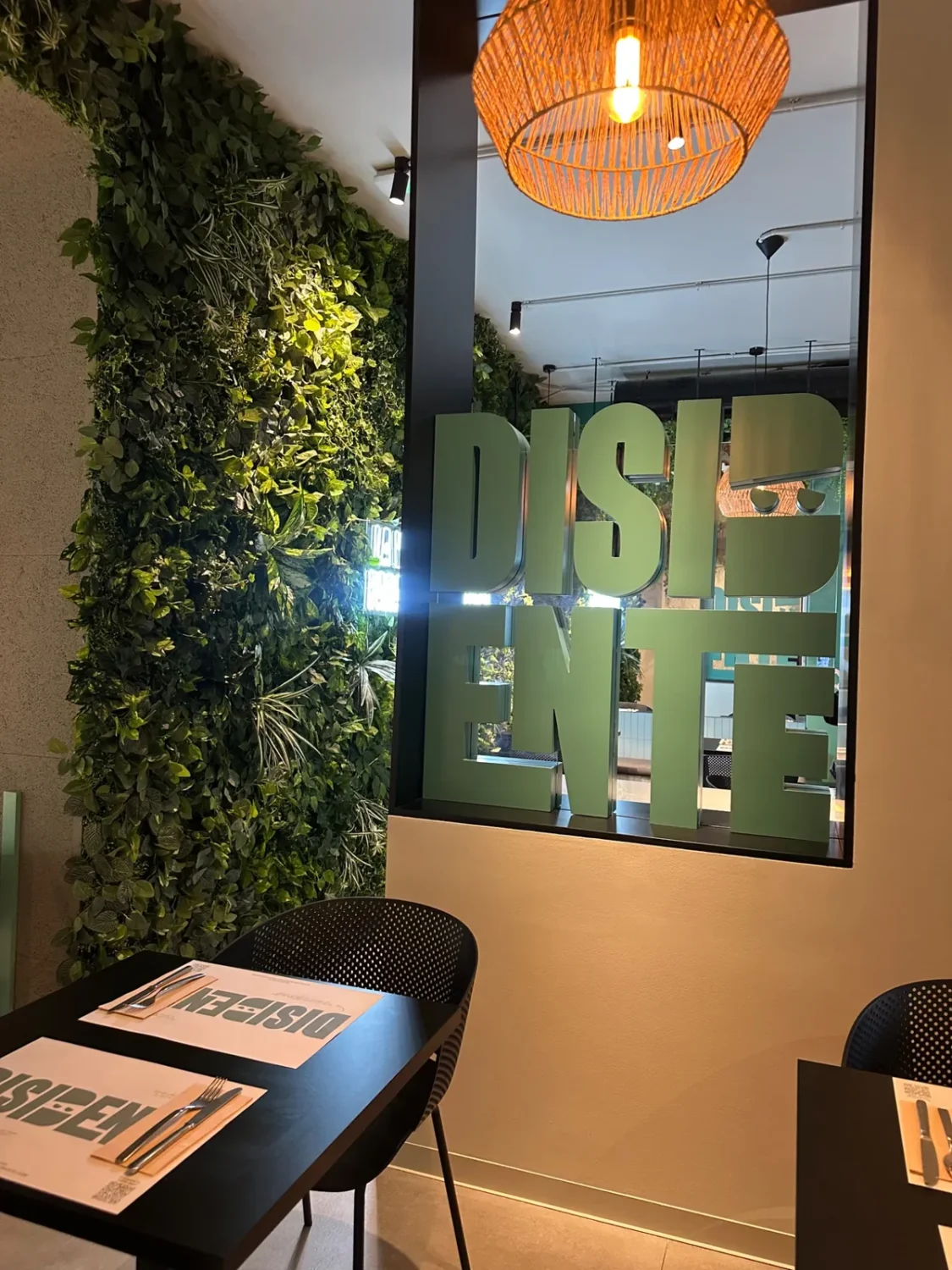 Interior del restaurante Disidente con decoración vegetal