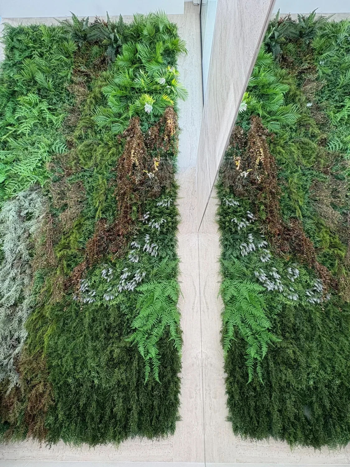 Detalle de vegetación del jardín vertical en Altea Hills