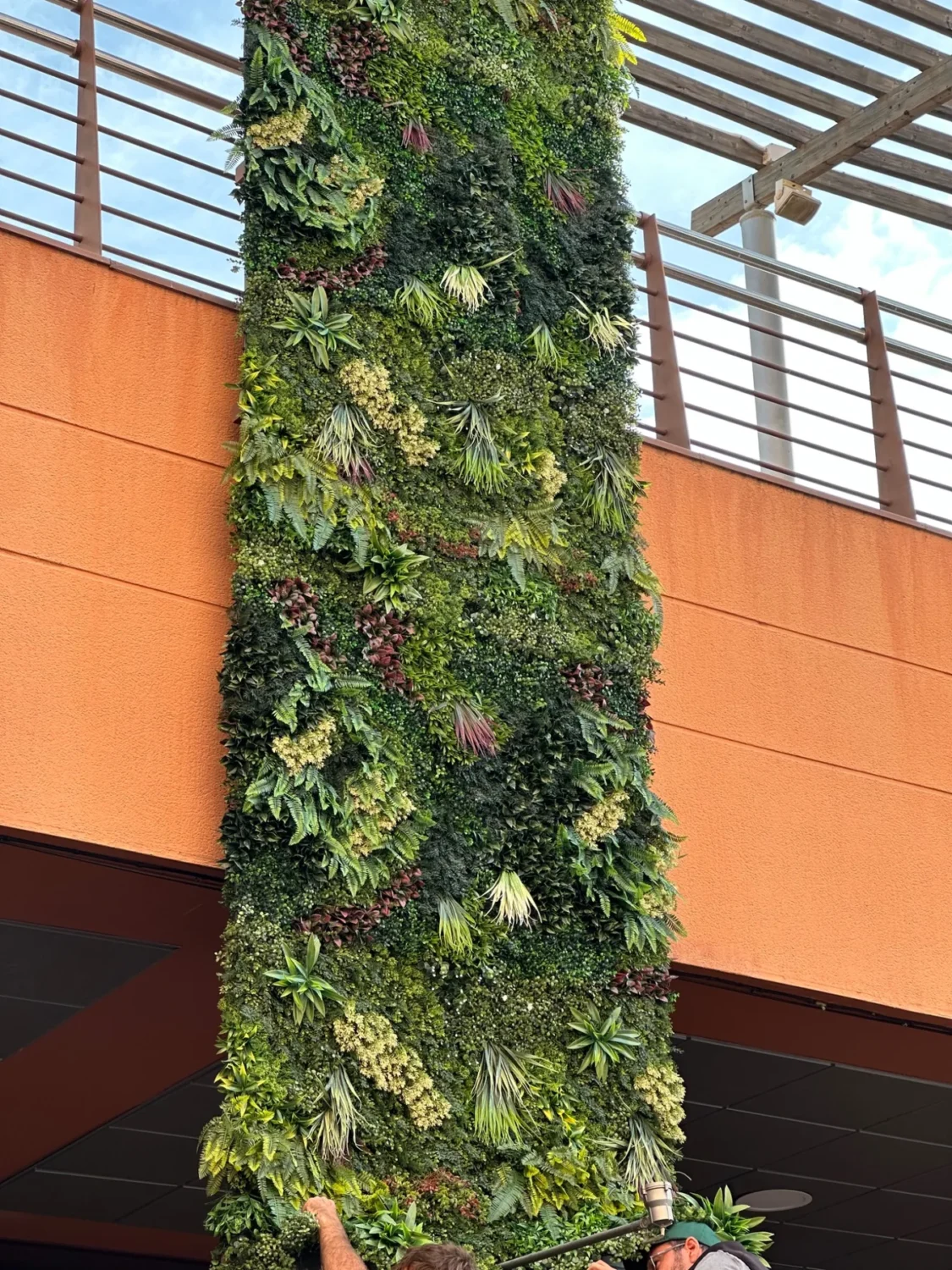 Detalle de jardín vertical artificial XXL en fachada exterior