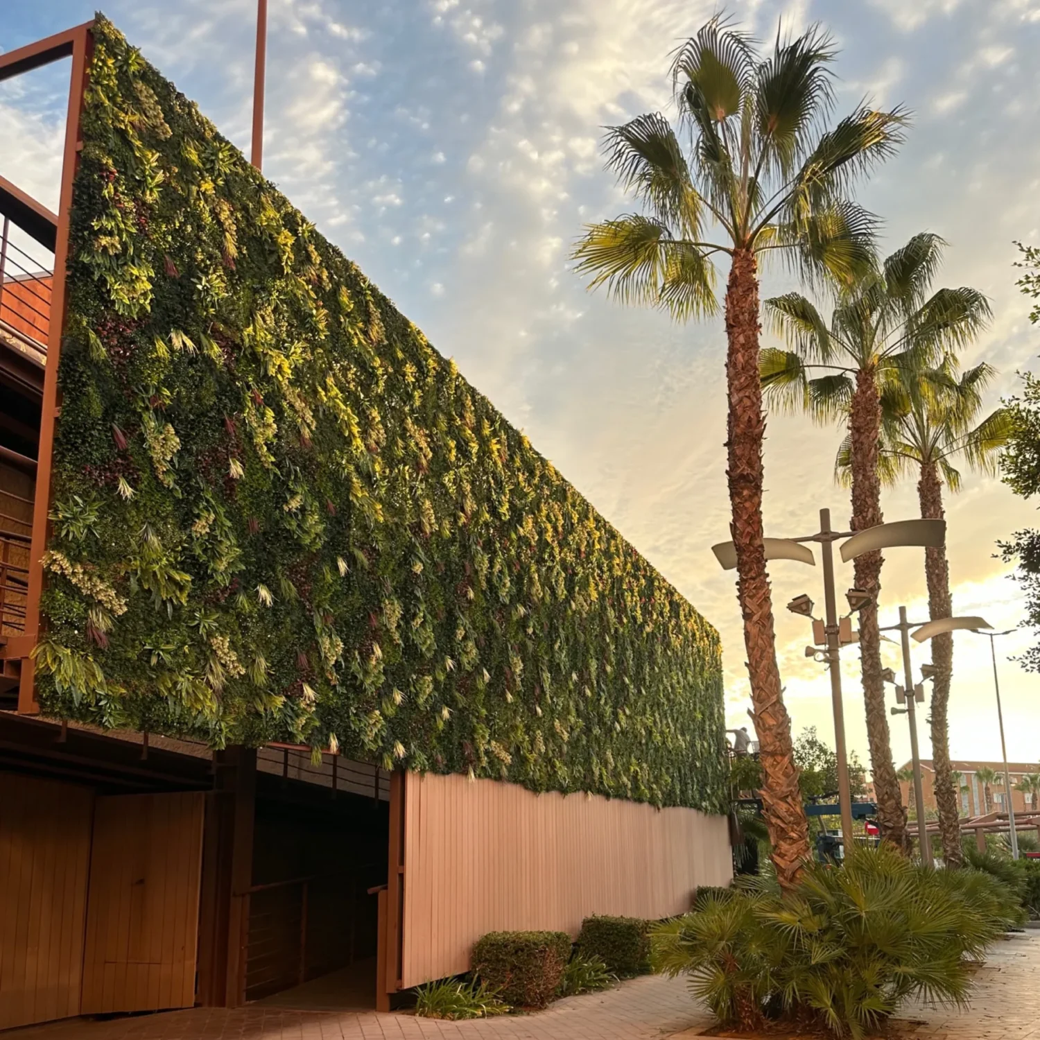 Jardines verticales artificiales Alicante en fachada exterior de Outlet Stores