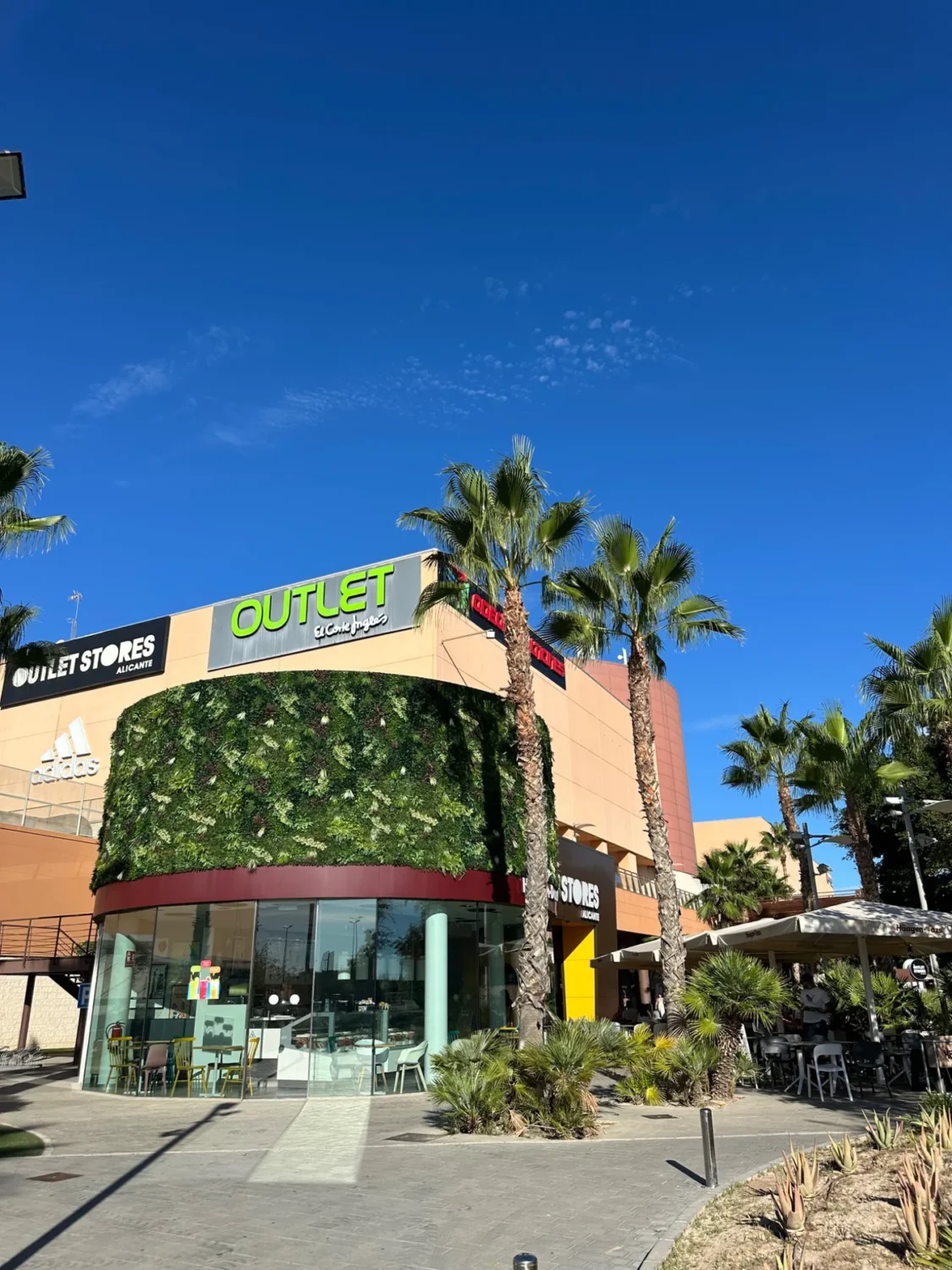 Jardín vertical artificial XXL en fachada de Outlet Stores Alicante