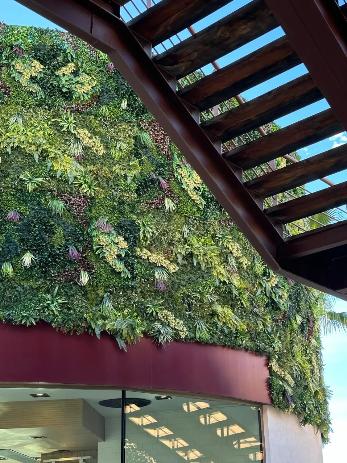Detalle de vegetación artificial en jardín vertical exterior