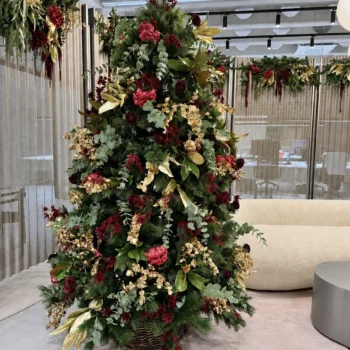 Árbol de Navidad decorado a medida con iluminación y vegetación