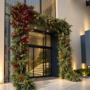 Decoración navideña de fachada con vegetación natural