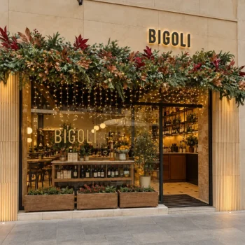 Fachada decorada para Navidad con vegetación e iluminación