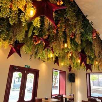 Decoración navideña de interior con vegetación natural