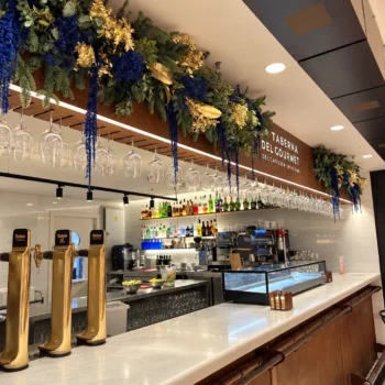 Interior decorado para Navidad con vegetación e iluminación